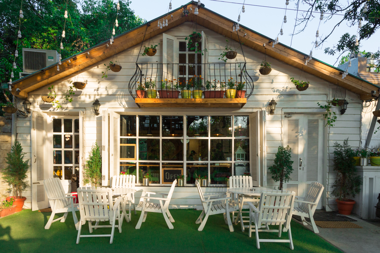 Review on Cafe De Piccolo Abhishek Deepak